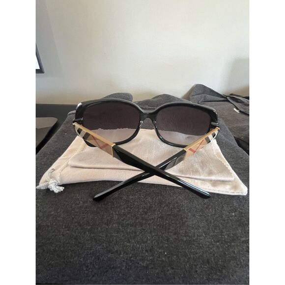 New, Authentic Burberry Sunglasses - Picture 10 of 10